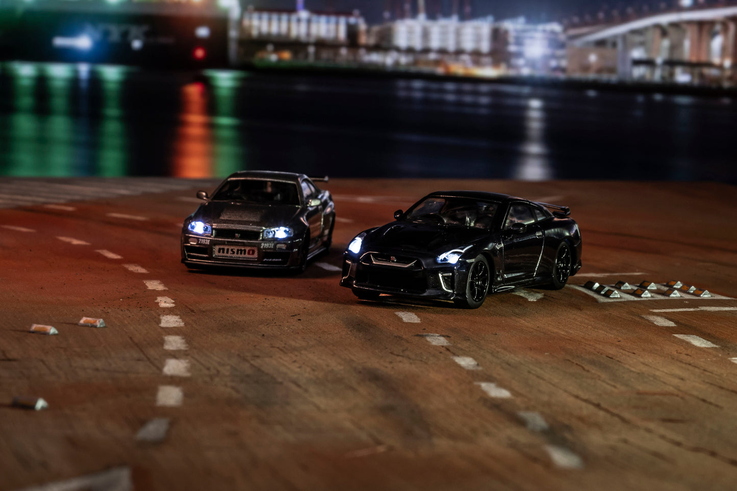 Kyosho NISSAN SKYLINE GT-R with LED Grey (NISMO BNR34 CRS Version)