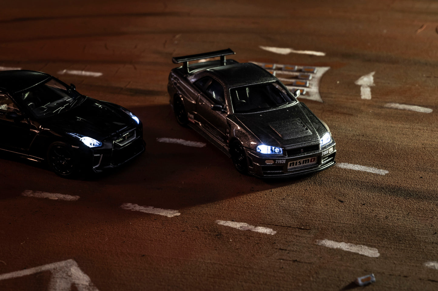 Kyosho NISSAN SKYLINE GT-R with LED Grey (NISMO BNR34 CRS Version)