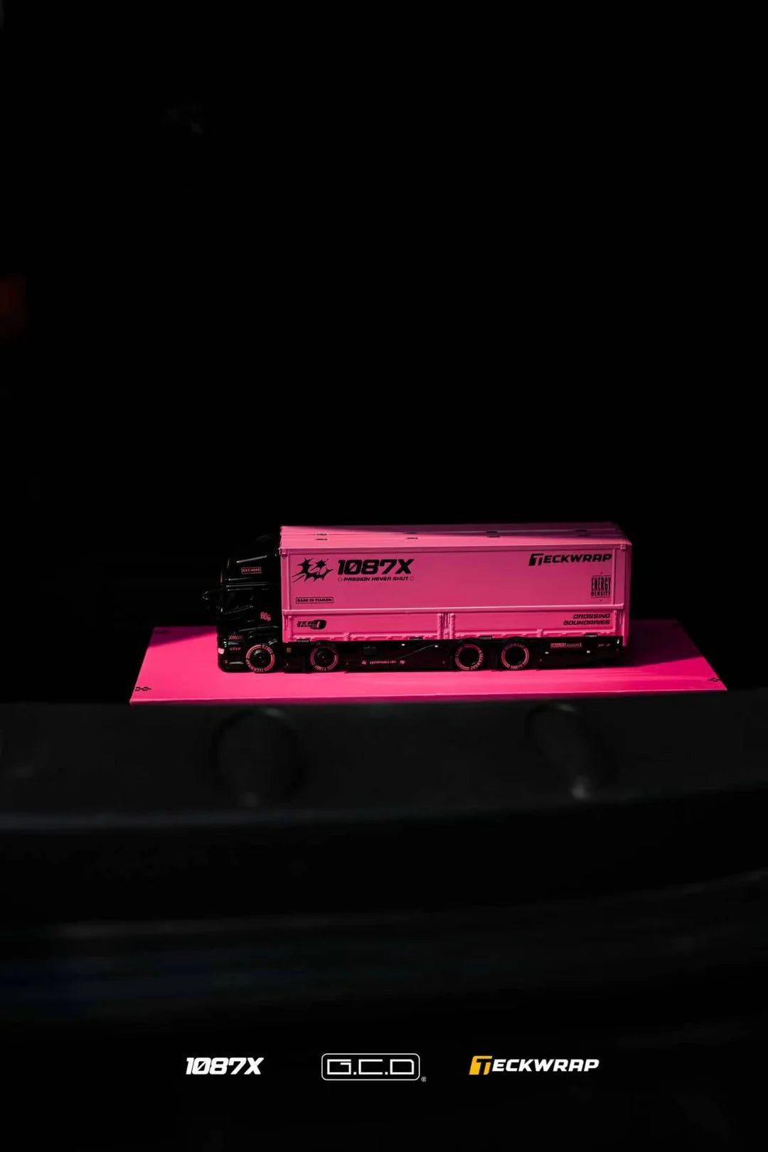 (Preorder) GCD 1:64 Hino700 (1087X livery with Dual-Licensed Teckwrap)