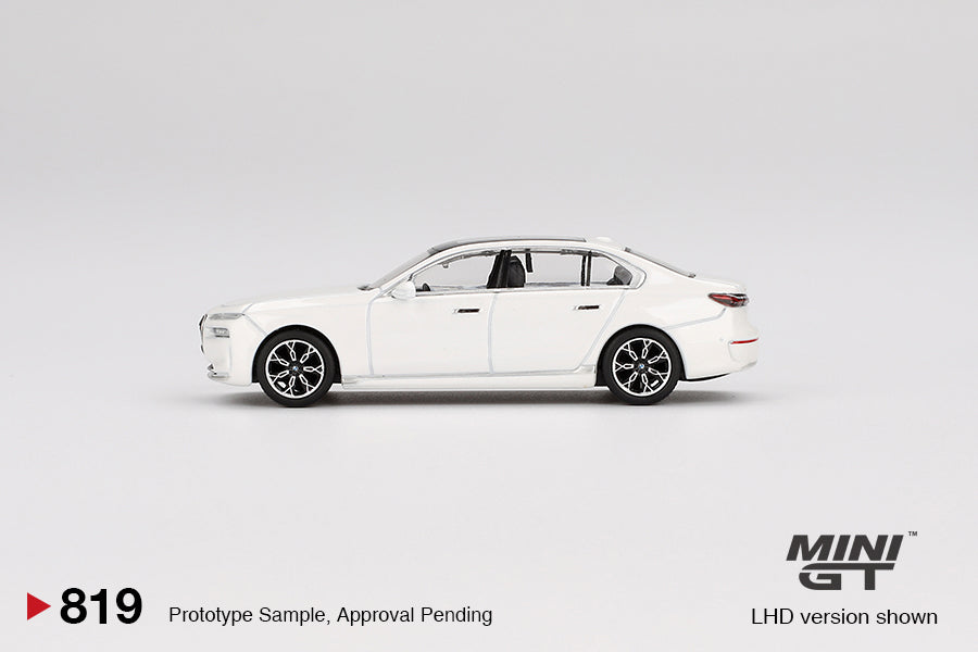 Mini GT 1:64 BMW i7 xDrive60 Mineral White