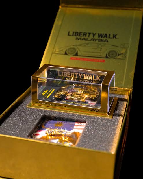 INNO64 LBWK Lamborghini Countach Gold Malaysia Grand Opening With Pin