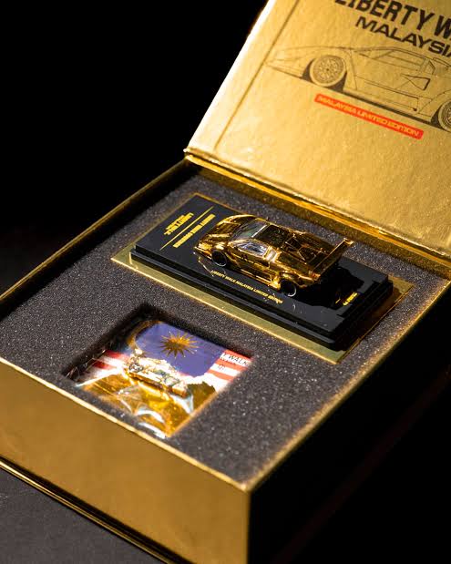 INNO64 LBWK Lamborghini Countach Gold Malaysia Grand Opening With Pin