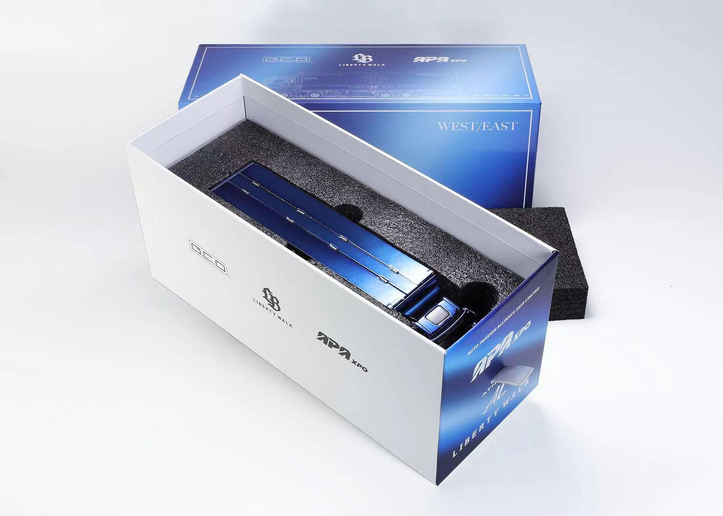 (Preorder) GCD 1:64 Liberty Walk LB-Trucks Mitsubishi Fuso Super Great Transporter LBWK – 2025 Foshan APA XPO Special Limited Edition Chrome Blue - Limited 800pcs!