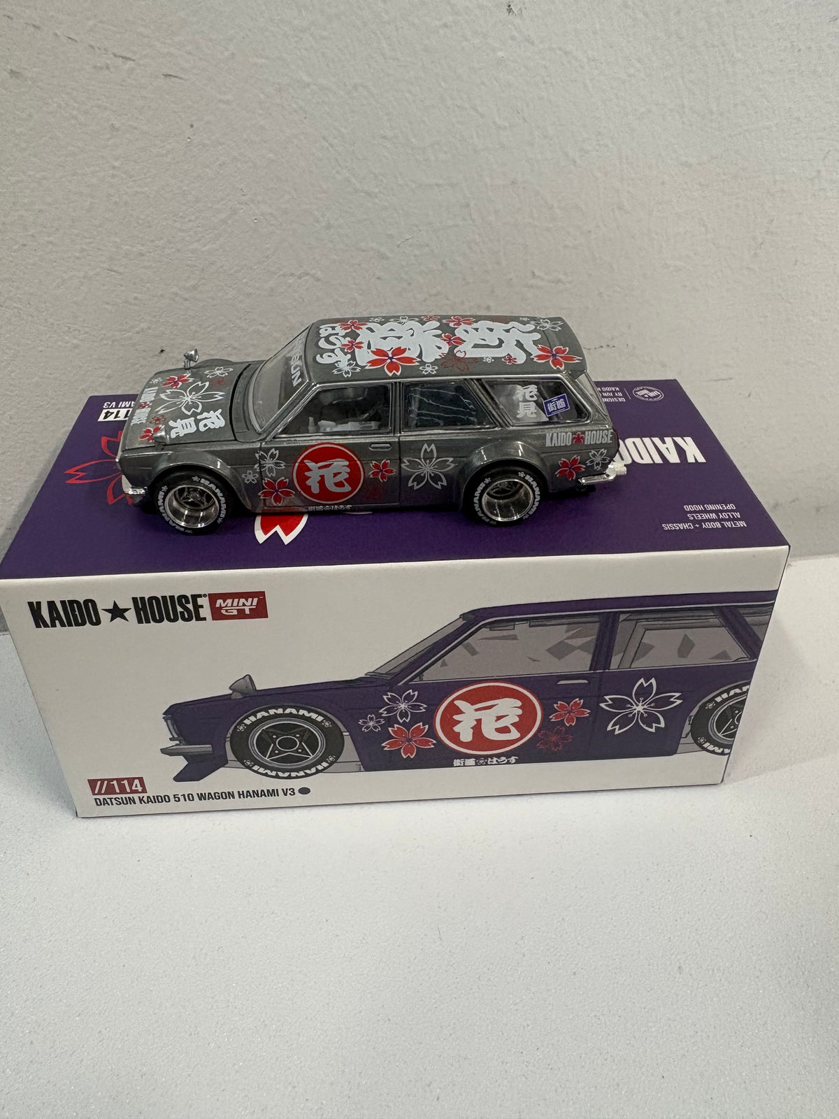 Kaido House x Mini GT 1:64  Datsun Kaido 510 Wagon Hanami V3- Chase Car