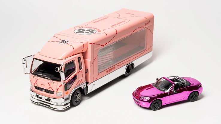 GCD 1:64 Fuso Fighter (1024) Pink Pig + MX-5 Spec Miata (NC1) RHD Chrome Pink