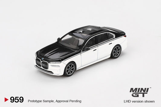 Mini GT 1:64 BMW i7 xDrive60 Alpine White / Black Sapphire